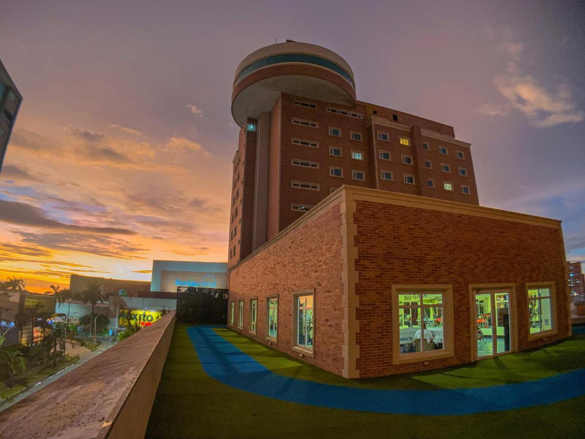 Hotel Dann Carlton Barranquilla Extérieur photo The hospital at sunset