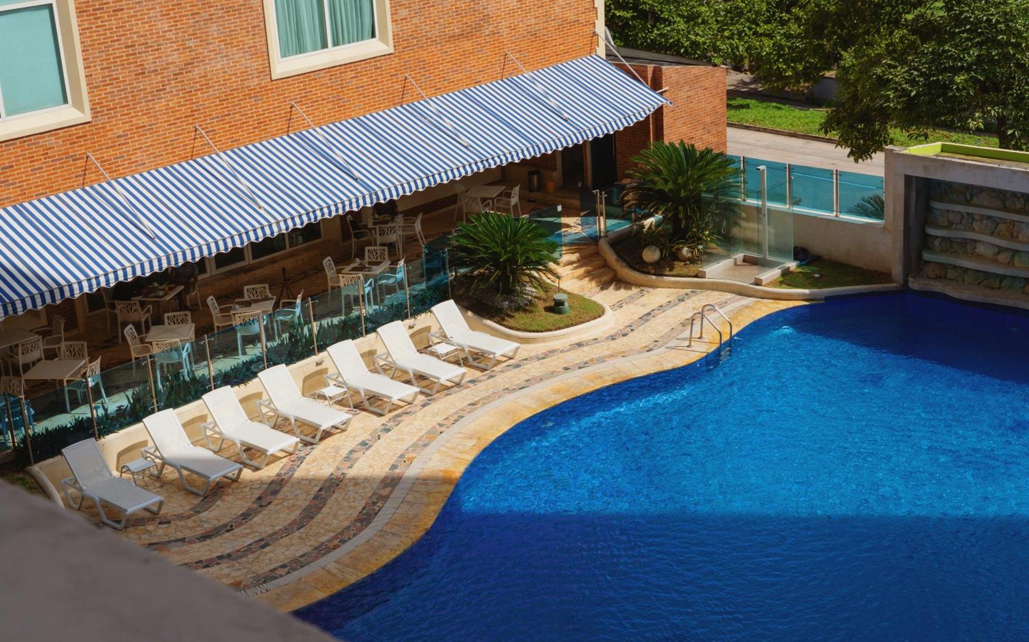 Hotel Dann Carlton Barranquilla Extérieur photo Swimming pool at the hotel