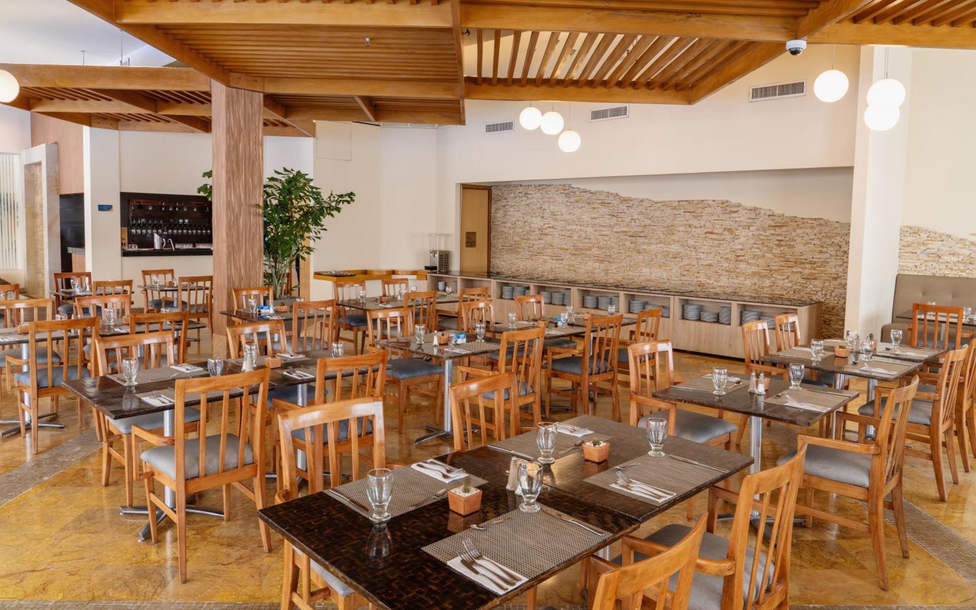 Hotel Dann Carlton Barranquilla Extérieur photo The dining room at the restaurant