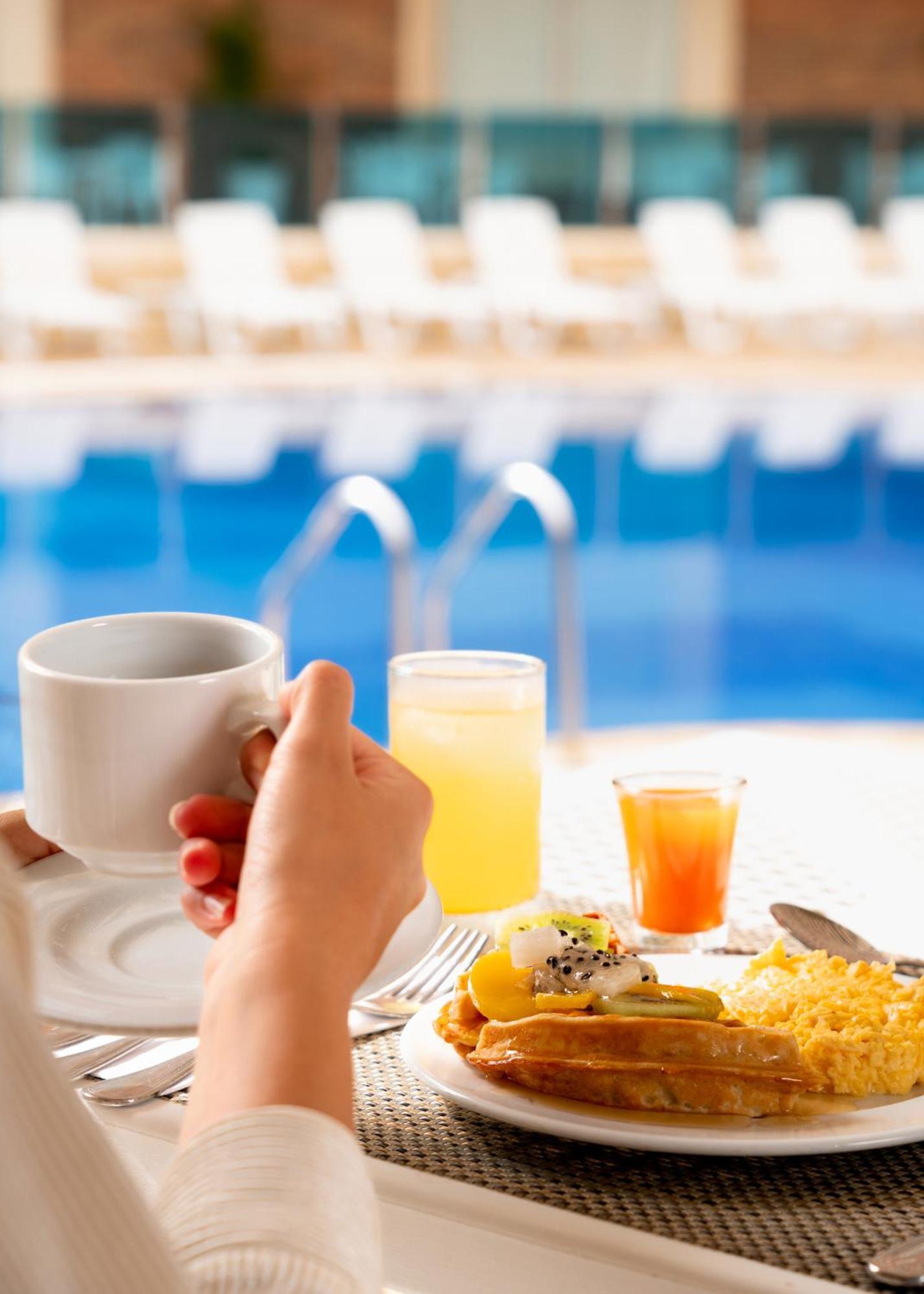 Hotel Dann Carlton Barranquilla Extérieur photo A breakfast with orange juice